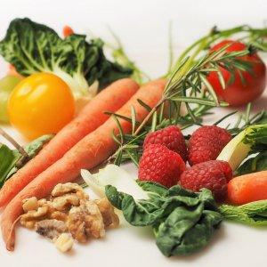 carrot-kale-walnuts-tomatoes