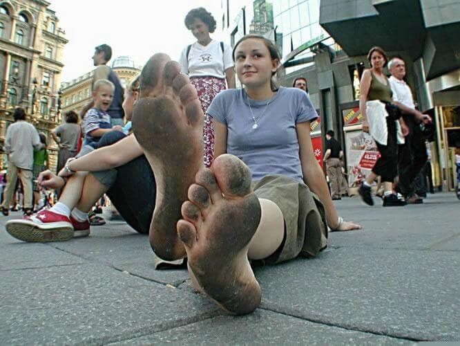 https://upload.wikimedia.org/wikipedia/commons/6/68/Barefoot_in_Berlin.JPG