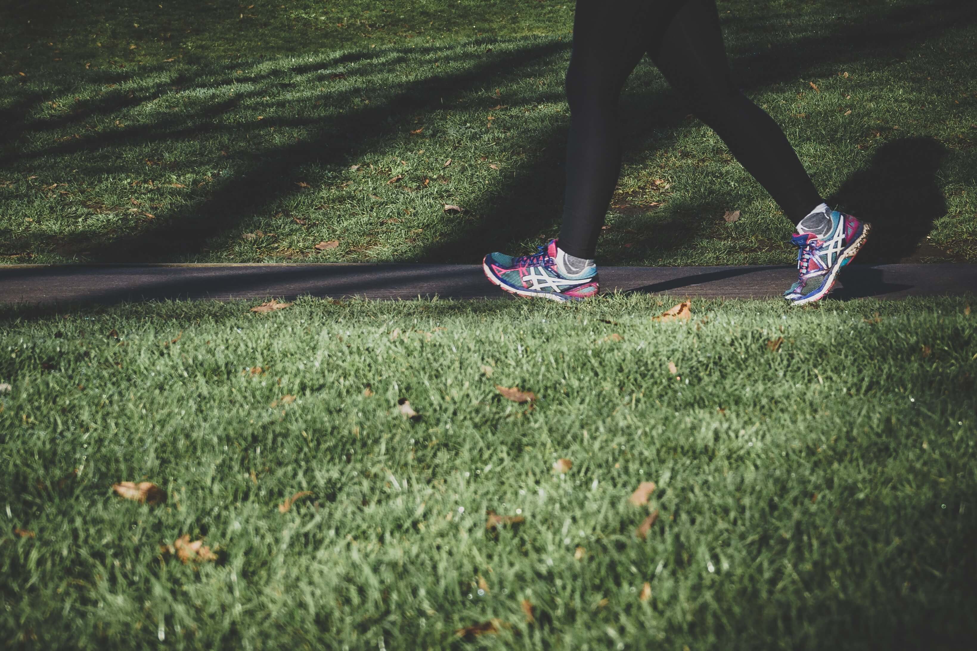 A runner with a heel strike on grass.