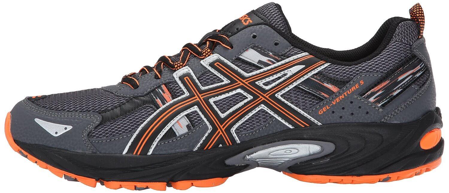 the overlays of the Asics Gel Venture 5 provide structure and a lightweight measure of protection against the elements that can be found on the trail