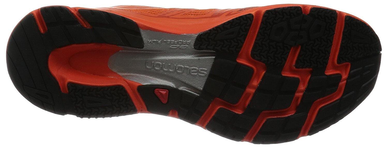 the outsole of the Salomon Sonic Pro is very flexible thanks to its deep flex groove and numerous flex grooves cut throughout