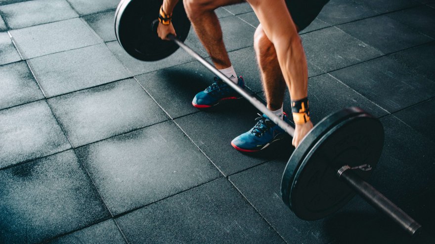 CrossFit training is possible for beginners, consisting of body weight exercises and weightlifting that is best done with an instructor at a CrossFit gym.