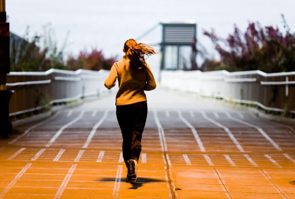 staying-safe-running-solo-track-runner