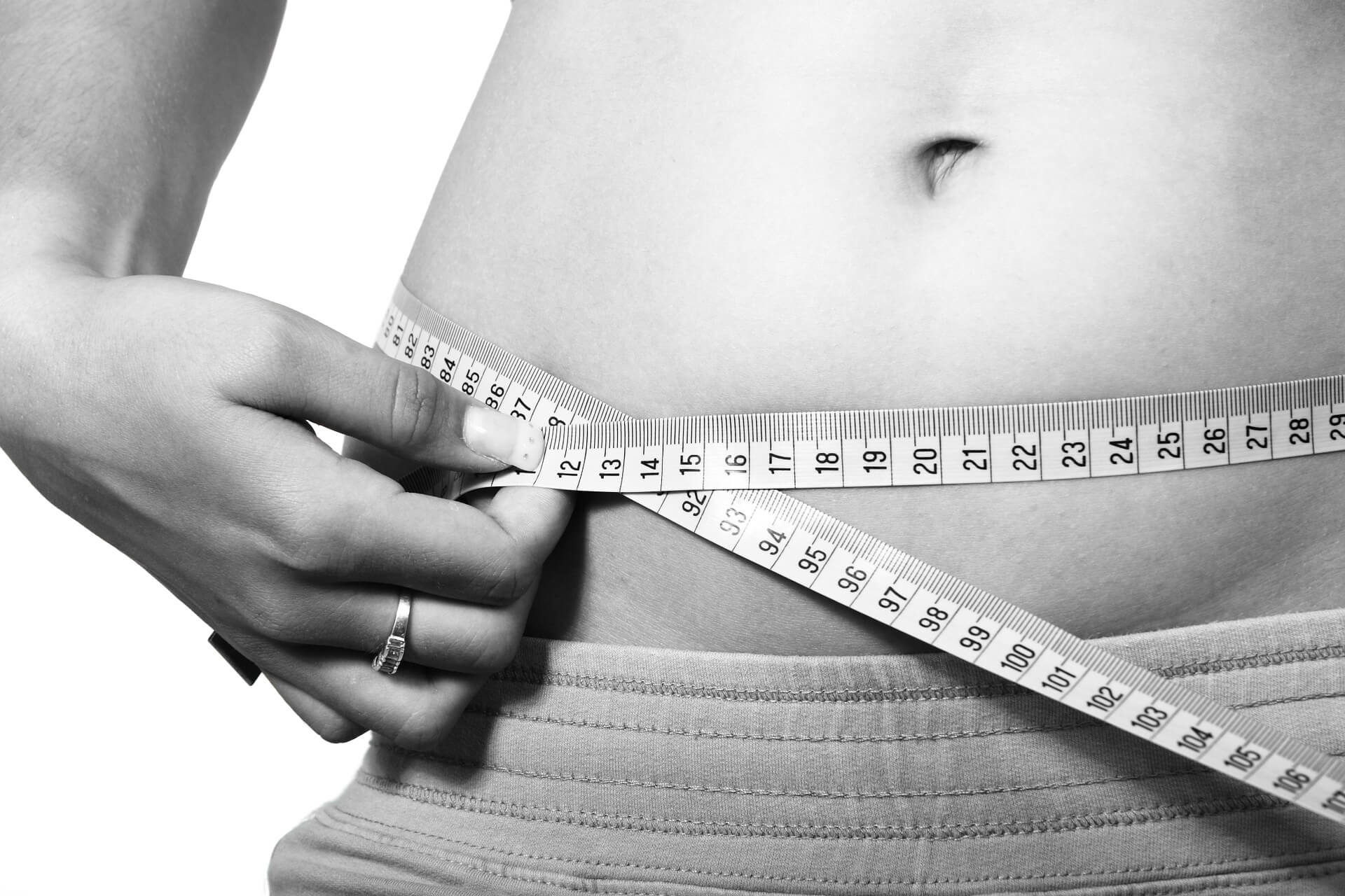 a woman measuring her stomach circumference